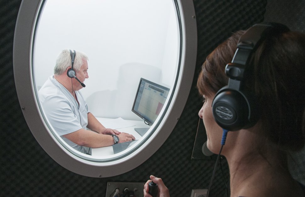Profesional de CAI realizando una prueba auditiva a una paciente