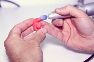 Adaptación de molde personalizado en Audiologia Integral Valencia